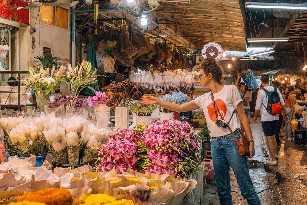 Pak Khlong Flower Market Bangkok at night - travel guide