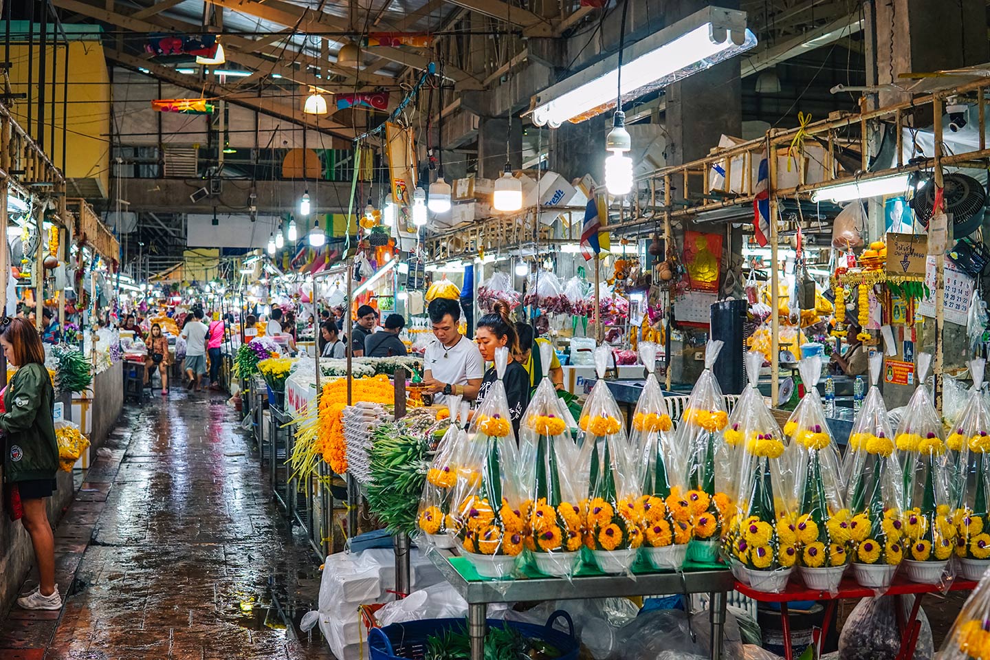 Pak Khlong Flower Market Bangkok at night - travel guide