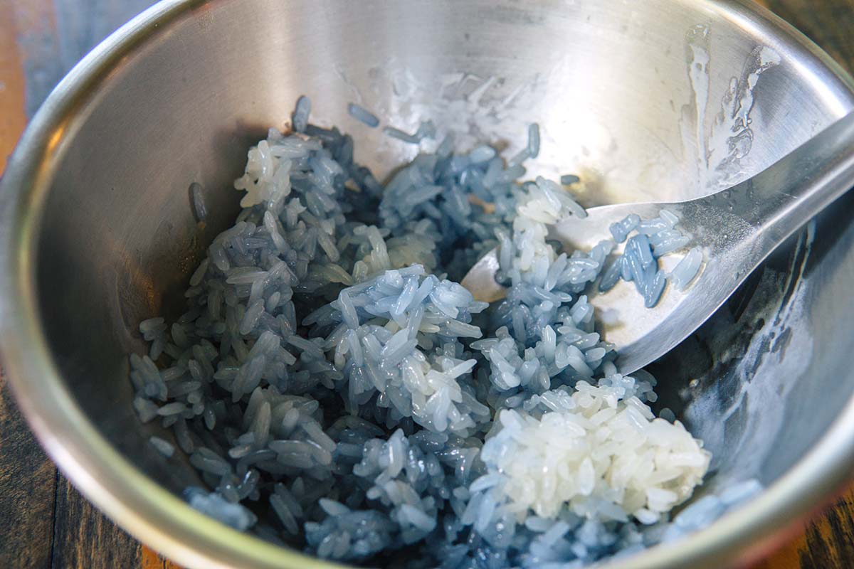 butterfly pea sticky rice in Chiang Mai cooking class