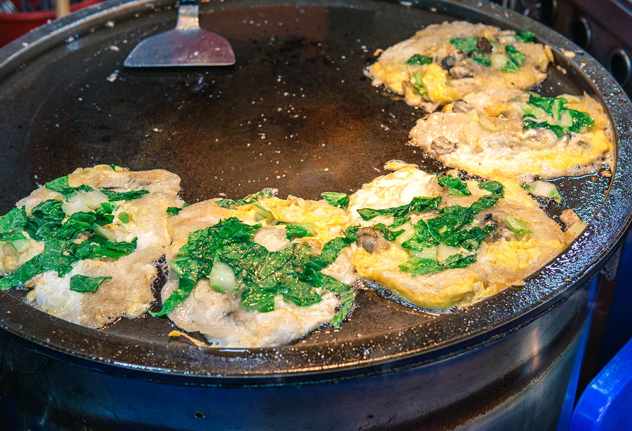 The best Taiwanese food - ultimate Taiwan food guide - oyster omelette